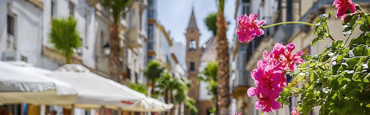 Calle de La APlma con Iglesia al fondo - Restaurante Mesón Criollo en Cádiz