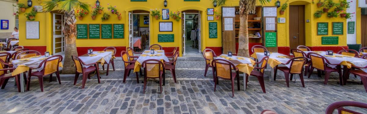 Mesas en la Entrada - Restaurante Mesón Criollo en Cádiz