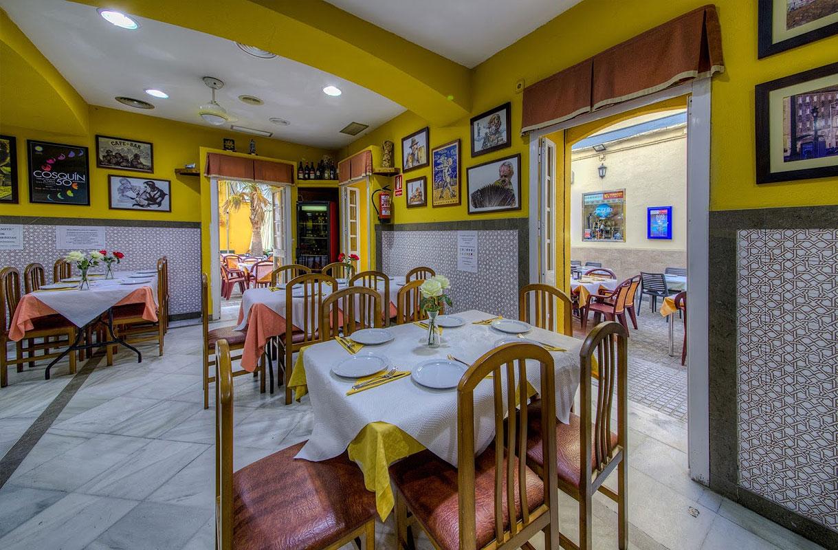 Mesas en el interior del Restaurante Mesón Criollo en Cádiz