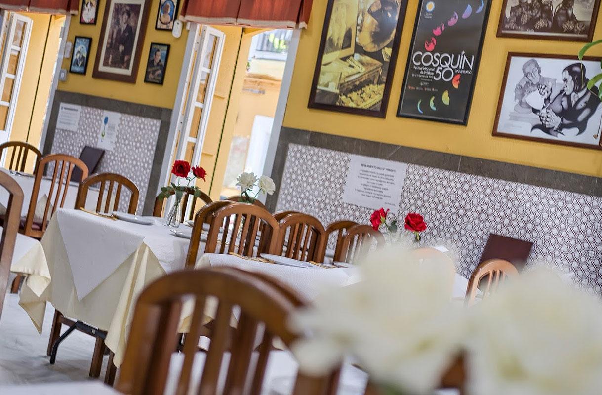 Mesas y Salón interior del Restaurante Mesón Criollo en Cádiz
