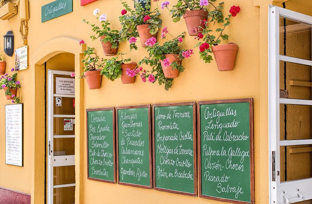 Pizarras con la Carta en la entrada del Restaurante Mesón Criollo en Cádiz